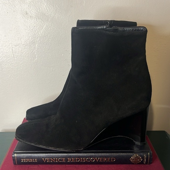 Stuart Weitzman Classic Black Suede Zip Wedge Heel Pleated Stitch Booties Sz 8 - Picture 3 of 16